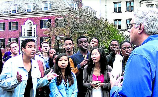 Un profesor de Yale habla con alumnos indignados durante las protestas por los disfraces de Halloween. Él y su esposa dimitieron.