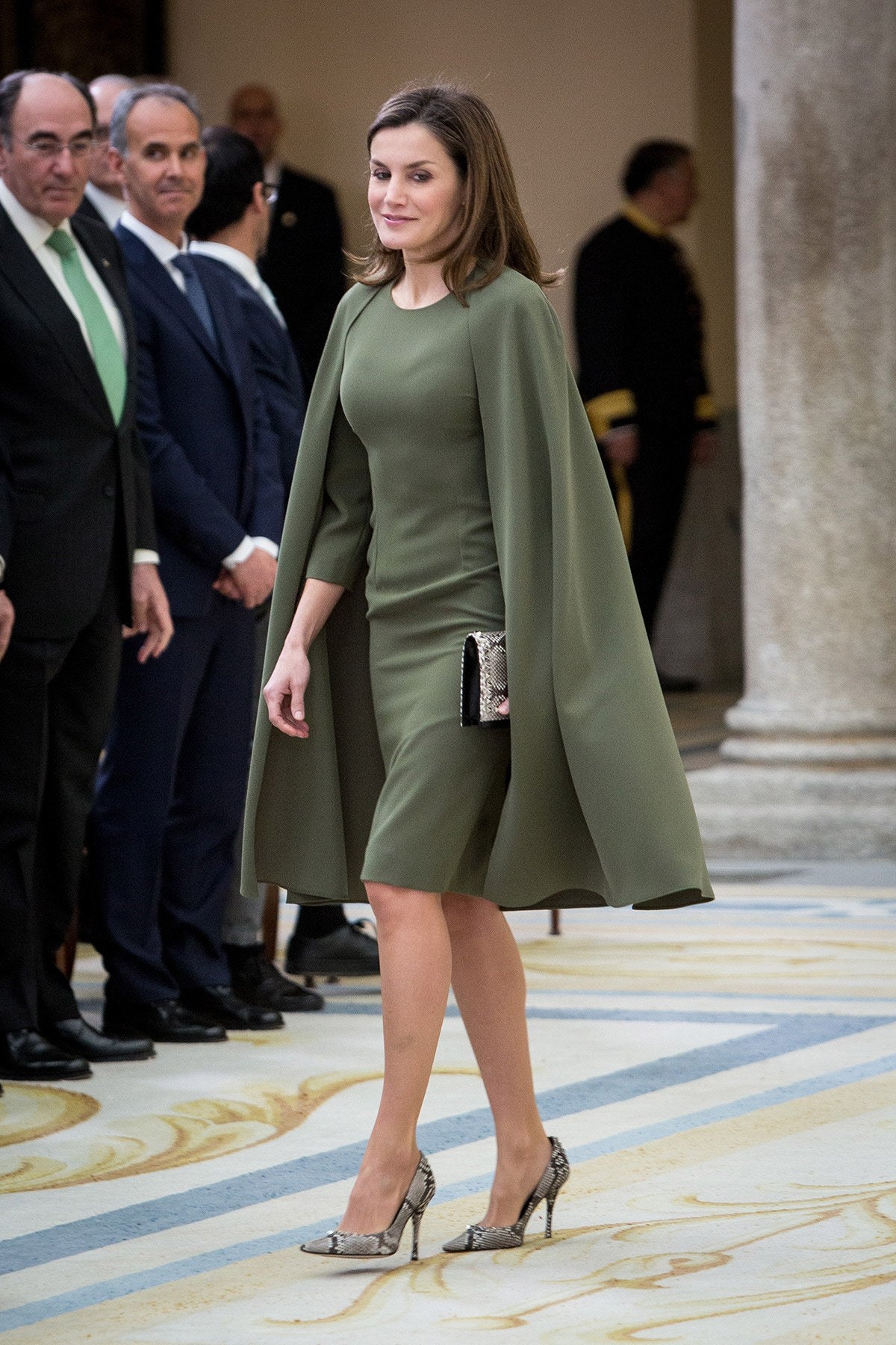 Doña Letizia nació tal día como hoy hace 47 años. Aquella joven que se estaba labrando un prometedor futuro profesional como periodista lo dejó todo por amor. El por aquel entonces príncipe Felipe anunció su compromiso oficial con la asturiana y se casaron en la Catedral de la Almudena el 22 de mayo de 2004. Diez años más tarde, fueron coronados reyes de España tras la abdicación del rey Juan Carlos. Cada uno de esos momentos clave en la vida de doña Letizia ha estado marcado por sus looks, analizados al detalle por la prensa a lo largo de los años. Hoy, con motivo de su cumpleaños, repasamos la evolución de su estilo a través de algunos de sus estilismos más memorables.
