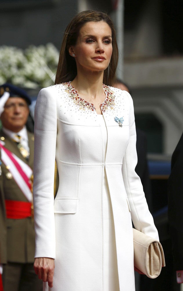 Doña Letizia nació tal día como hoy hace 47 años. Aquella joven que se estaba labrando un prometedor futuro profesional como periodista lo dejó todo por amor. El por aquel entonces príncipe Felipe anunció su compromiso oficial con la asturiana y se casaron en la Catedral de la Almudena el 22 de mayo de 2004. Diez años más tarde, fueron coronados reyes de España tras la abdicación del rey Juan Carlos. Cada uno de esos momentos clave en la vida de doña Letizia ha estado marcado por sus looks, analizados al detalle por la prensa a lo largo de los años. Hoy, con motivo de su cumpleaños, repasamos la evolución de su estilo a través de algunos de sus estilismos más memorables.
