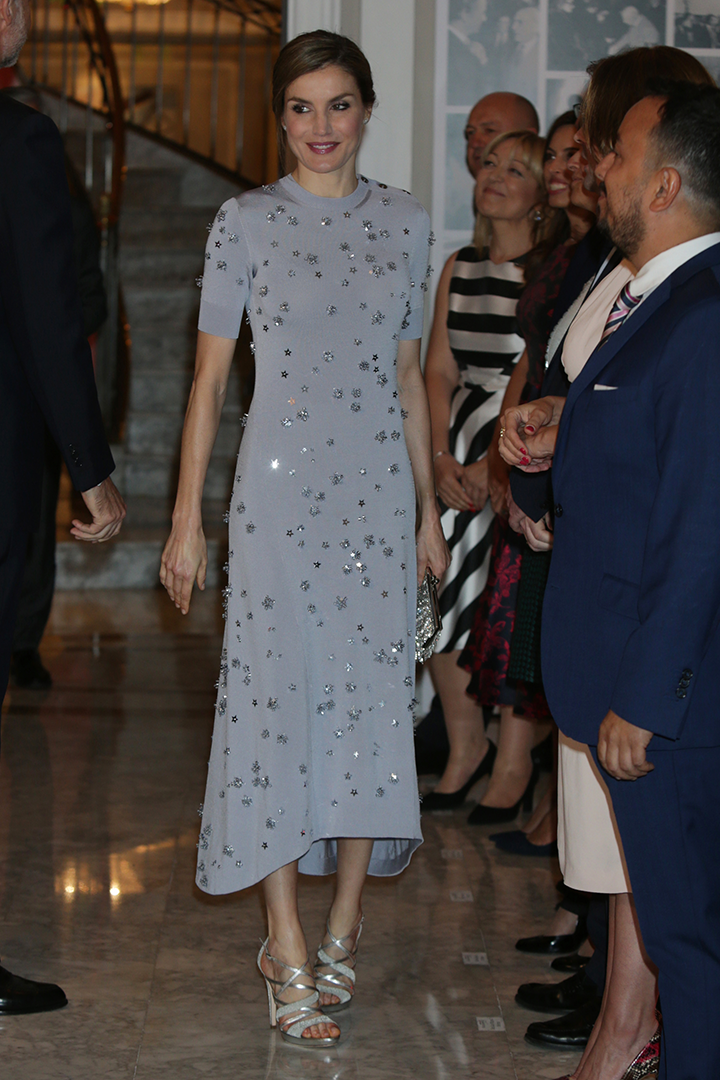 Doña Letizia nació tal día como hoy hace 47 años. Aquella joven que se estaba labrando un prometedor futuro profesional como periodista lo dejó todo por amor. El por aquel entonces príncipe Felipe anunció su compromiso oficial con la asturiana y se casaron en la Catedral de la Almudena el 22 de mayo de 2004. Diez años más tarde, fueron coronados reyes de España tras la abdicación del rey Juan Carlos. Cada uno de esos momentos clave en la vida de doña Letizia ha estado marcado por sus looks, analizados al detalle por la prensa a lo largo de los años. Hoy, con motivo de su cumpleaños, repasamos la evolución de su estilo a través de algunos de sus estilismos más memorables.