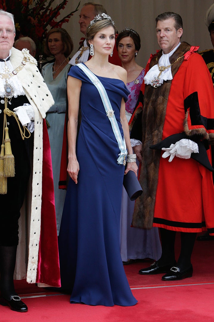 Doña Letizia nació tal día como hoy hace 47 años. Aquella joven que se estaba labrando un prometedor futuro profesional como periodista lo dejó todo por amor. El por aquel entonces príncipe Felipe anunció su compromiso oficial con la asturiana y se casaron en la Catedral de la Almudena el 22 de mayo de 2004. Diez años más tarde, fueron coronados reyes de España tras la abdicación del rey Juan Carlos. Cada uno de esos momentos clave en la vida de doña Letizia ha estado marcado por sus looks, analizados al detalle por la prensa a lo largo de los años. Hoy, con motivo de su cumpleaños, repasamos la evolución de su estilo a través de algunos de sus estilismos más memorables.