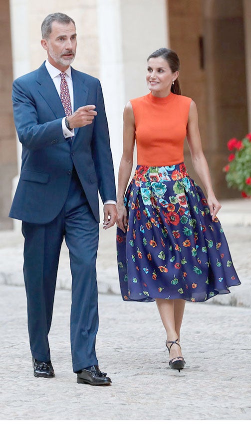 Doña Letizia nació tal día como hoy hace 47 años. Aquella joven que se estaba labrando un prometedor futuro profesional como periodista lo dejó todo por amor. El por aquel entonces príncipe Felipe anunció su compromiso oficial con la asturiana y se casaron en la Catedral de la Almudena el 22 de mayo de 2004. Diez años más tarde, fueron coronados reyes de España tras la abdicación del rey Juan Carlos. Cada uno de esos momentos clave en la vida de doña Letizia ha estado marcado por sus looks, analizados al detalle por la prensa a lo largo de los años. Hoy, con motivo de su cumpleaños, repasamos la evolución de su estilo a través de algunos de sus estilismos más memorables.