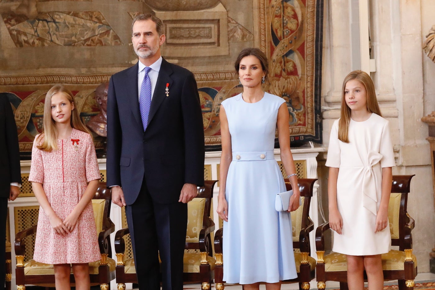 Doña Letizia nació tal día como hoy hace 47 años. Aquella joven que se estaba labrando un prometedor futuro profesional como periodista lo dejó todo por amor. El por aquel entonces príncipe Felipe anunció su compromiso oficial con la asturiana y se casaron en la Catedral de la Almudena el 22 de mayo de 2004. Diez años más tarde, fueron coronados reyes de España tras la abdicación del rey Juan Carlos. Cada uno de esos momentos clave en la vida de doña Letizia ha estado marcado por sus looks, analizados al detalle por la prensa a lo largo de los años. Hoy, con motivo de su cumpleaños, repasamos la evolución de su estilo a través de algunos de sus estilismos más memorables.