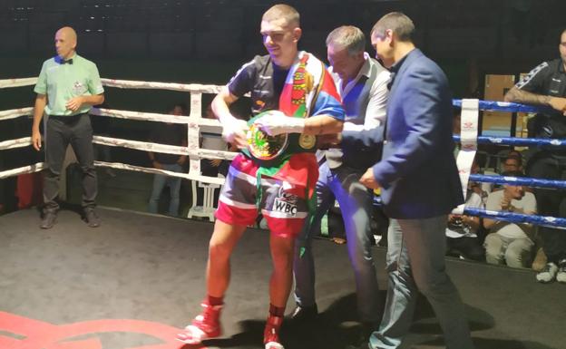 Jon Fernández posa con el cinturón de campeón tras el combate. 