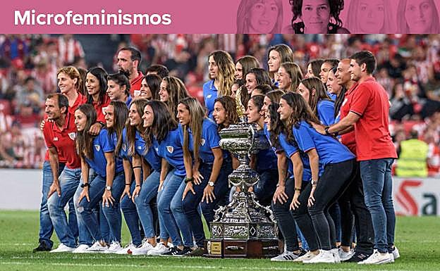 Momento del homenaje en San Mamés a las jugadoras del equipo femenino del Athletic por ganar el Trofeo Carranza.