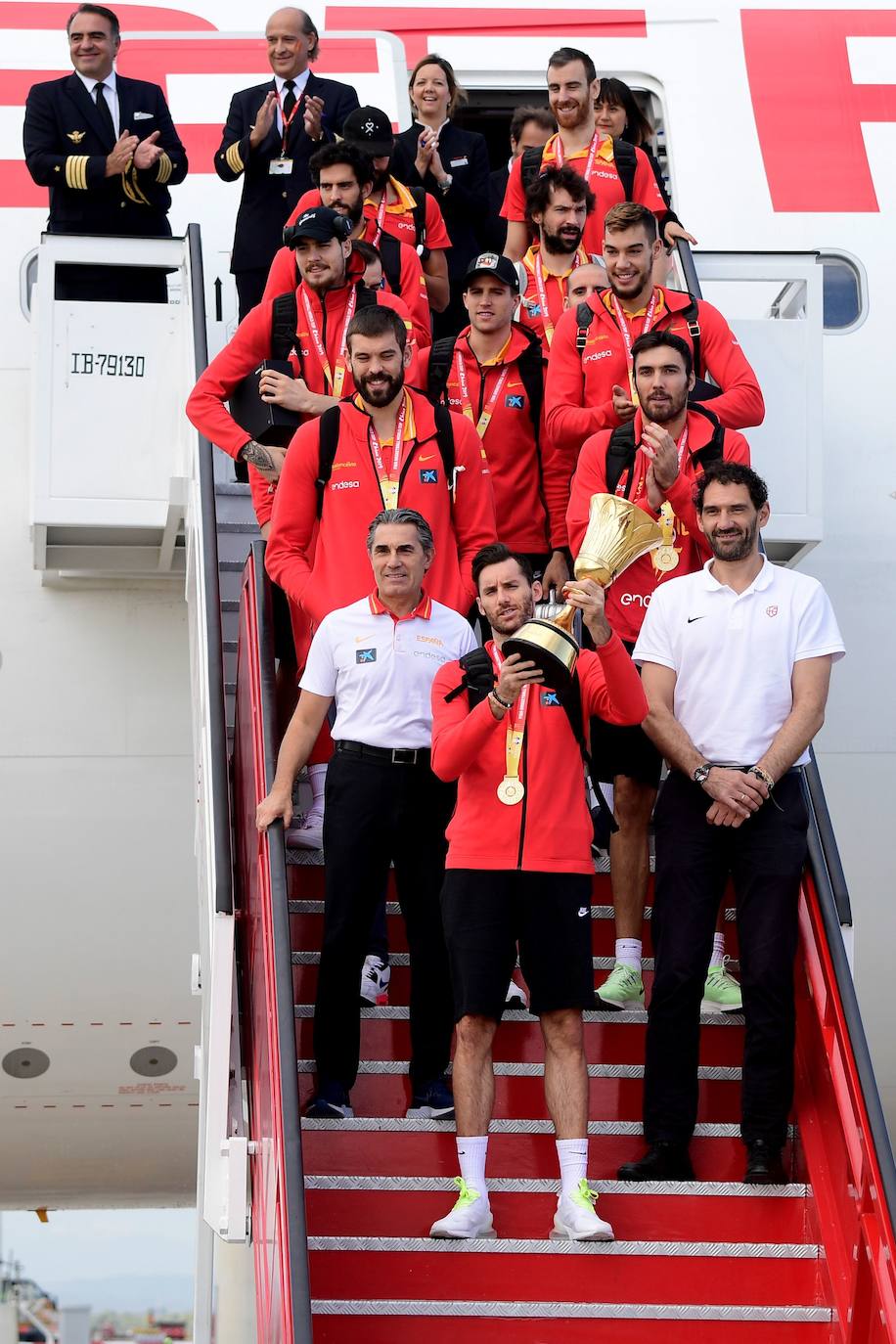 La selección española de baloncesto aterrizó a las 17:45 en Madrid, tras conquistar en Pekín el segundo mundial de su historia.