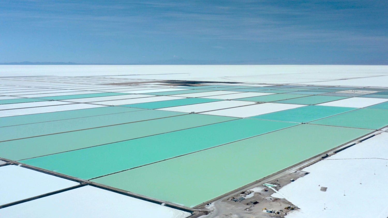 Vista aérea de las piscinas de evaporación del nuevo complejo estatal de extracción de litio, en la zona sur del Salar de Uyuni, Bolivia. - Bolivia se está preparando para producir litio, clave para la industria electromotriz de China. 