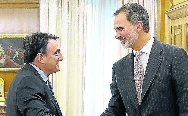 Aitor Esteban saluda al Rey antes de su encuentro en la Zarzuela.