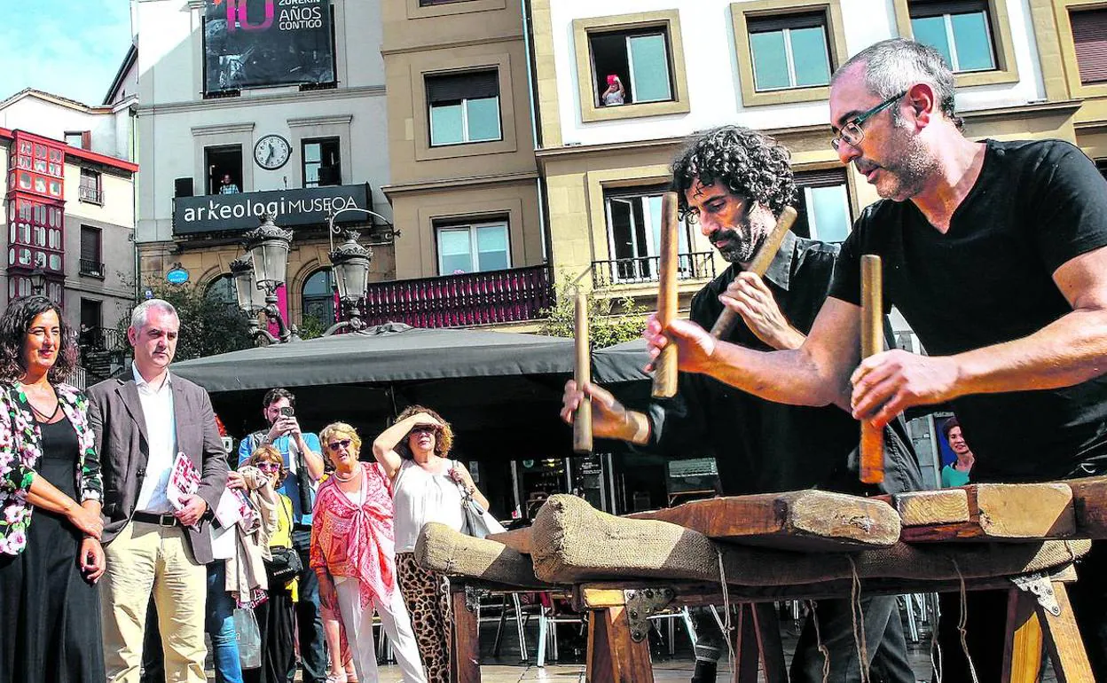 El ritmo de la txalaparta en la Plaza Unamuno del Casco Viejo puso fin a la presentación de las jornadas a cargo de la diputada de Cultura, Lorea Bilbao.
