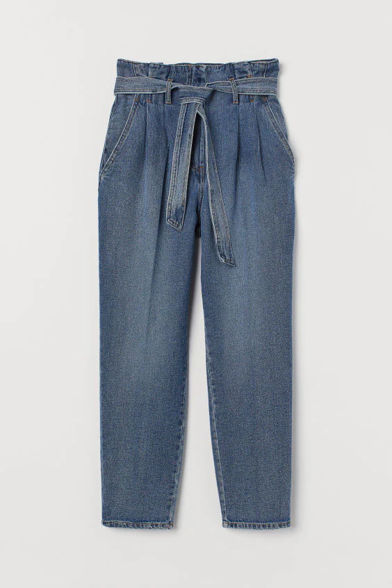 Pantalones ‘mom’ con lazada, de H&M (34,99 euros).