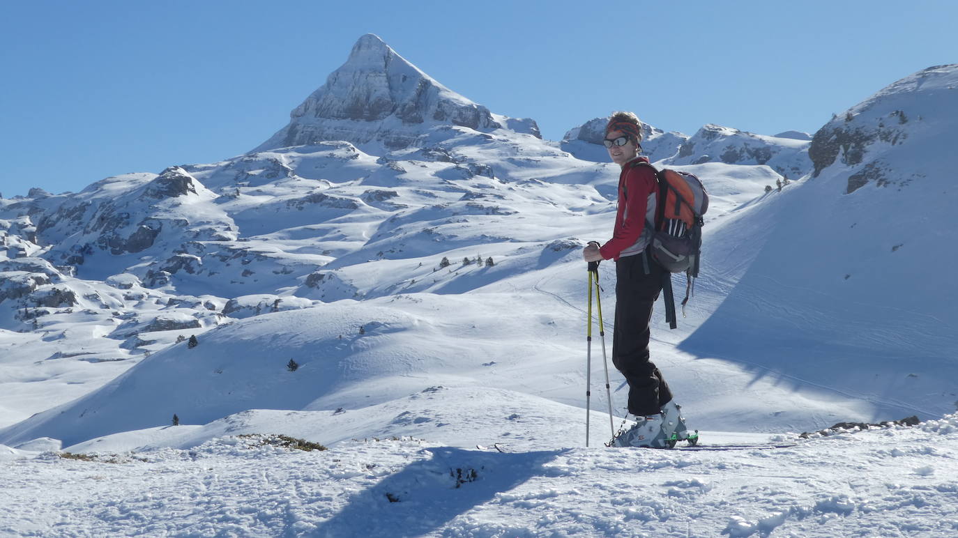 Helena Pérez va camino de completar por séptima vez los cien montes. En la foto, con el Anie al fondo (Navarra)