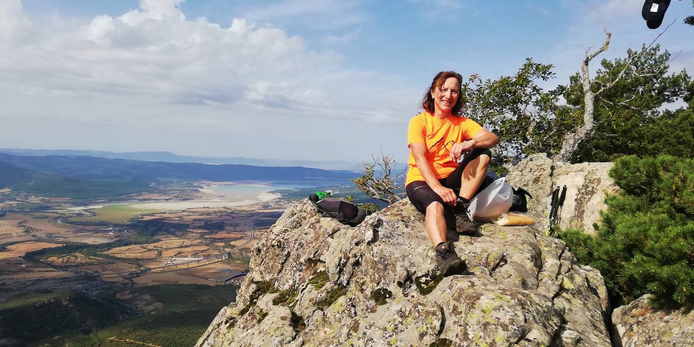 Txaro Iglesias ha completado el reto en cuatro ocasiones y va camino del quinto. En la imagen, en el monte Orba, en Navarra.