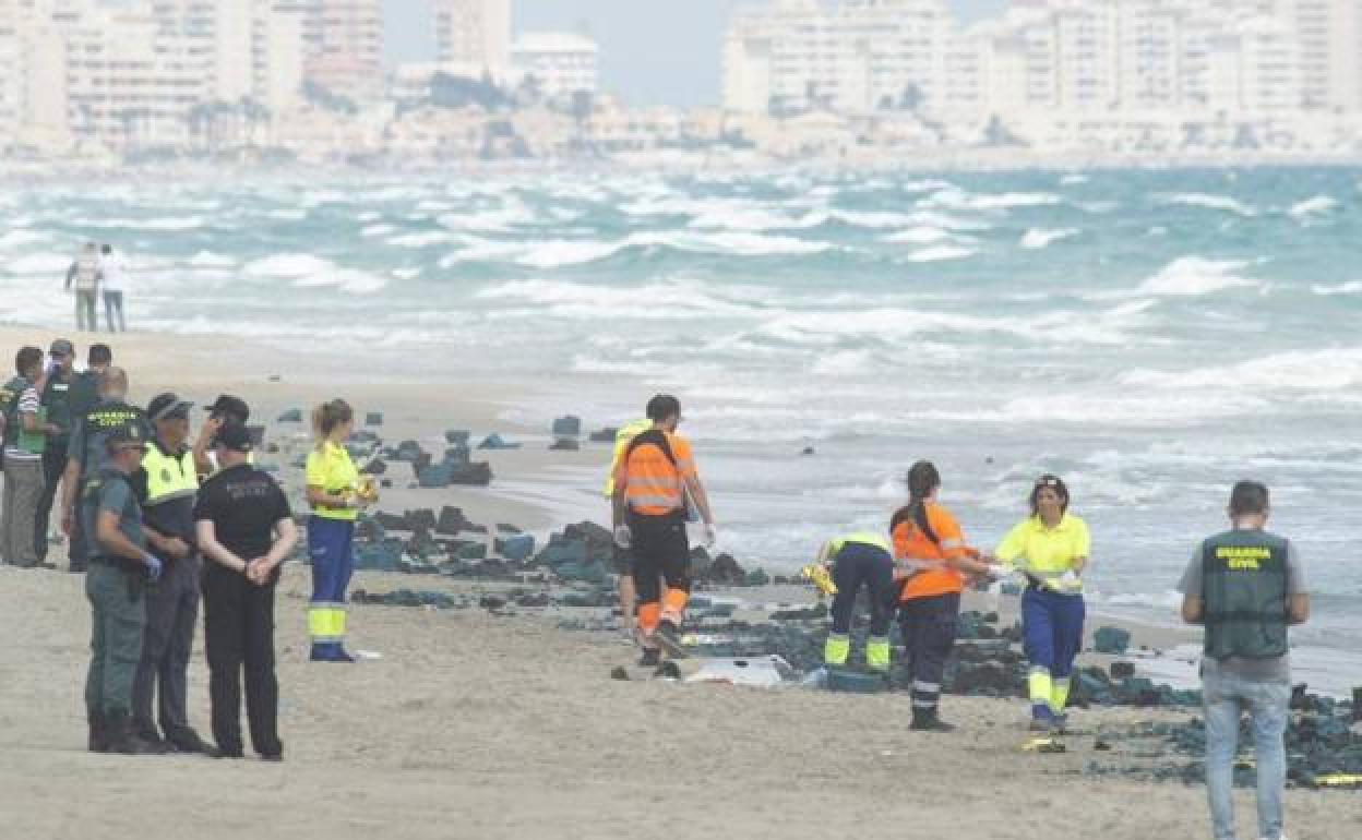 Restos del avión de la Academia General del Aire que se estrelló en agosto en La Manga del Mar Menor (Murcia).