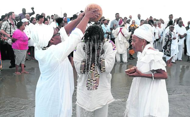 400 años. Afroamericanos participan en una tradicional ceremonia de purificación en Virginia, con motivo del 400 aniversario de la llegada de los primeros esclavos a Norteamérica.