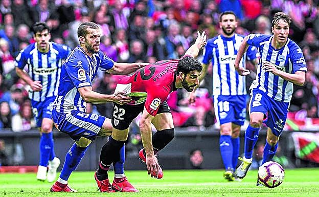 Víctor Lagaurdia agarra a Raúl García en el derbi de la temporada pasada en San Mamés