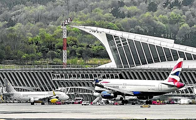 El aeropuerto de Loiu es el más importante del norte de España y prevé cerrar este año con cerca de 6 millones de usuarios. 