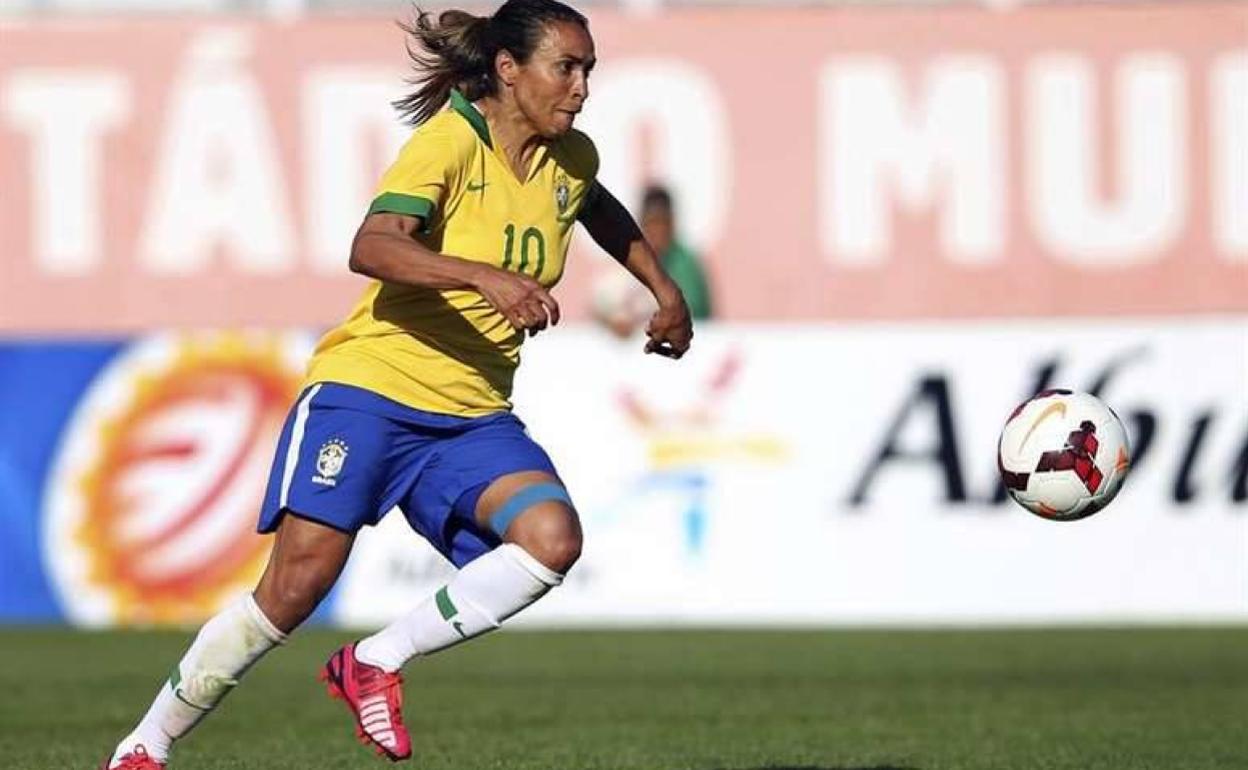 La futbolista brasileña Marta creará un albergue para animales abandonados