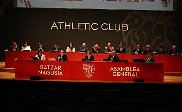 Asamblea de socios compromisarios del Athletic, en el Palacio Euskalduna de Bilbao