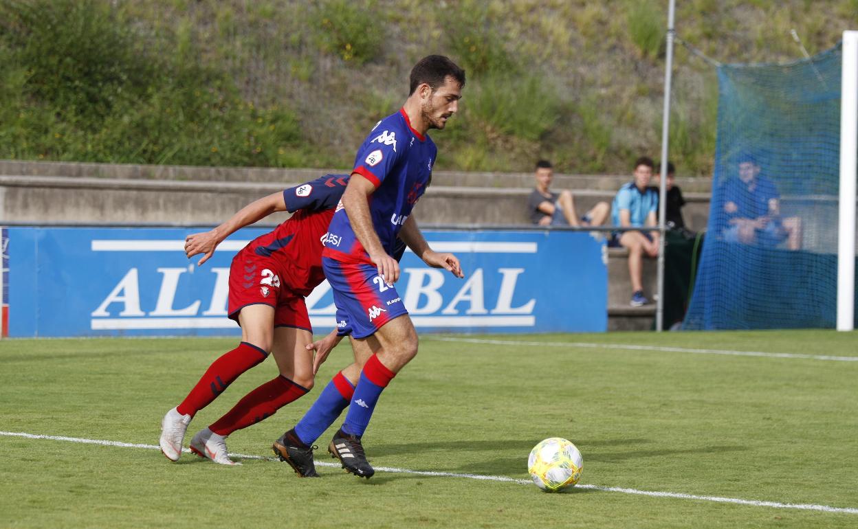 Orozko deja atrás a un defensor de Osasuna Promesas. 