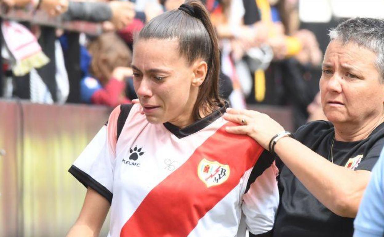 La jugadora del Rayo abandonando el encuentro entre lágrimas. 