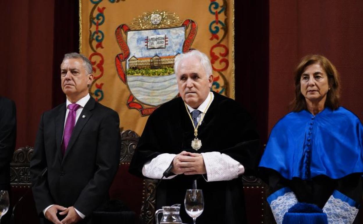 El lehendakari, a la izquierda, ha asistido al acto.