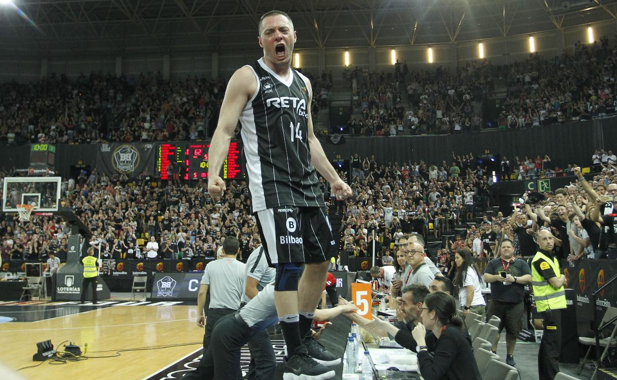 La afición del Bilbao Basket aplaude a Javi Salgado.