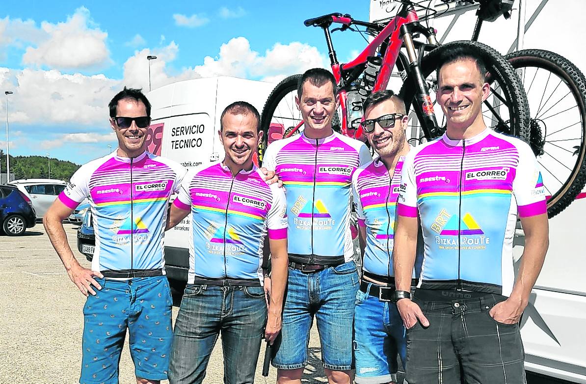 Los periodistas Bruno Vergara y Josu García (izquierda) junto a Rodolfo, Jon e Iker. 