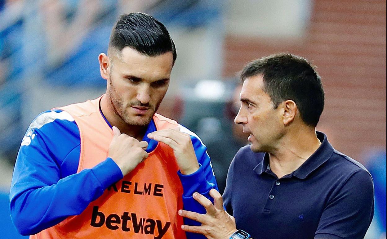 Lucas Pérez, junto a Garitano, antes de saltar al césped en un partido.
