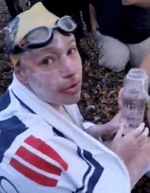 Imagen secundaria 2 - Durante el  trayecto, junto a lo uno de los barcos que la acompañó en el reto. Abajo a la derecha, reponiendo fuerzas minutos después de completar la aventura. 