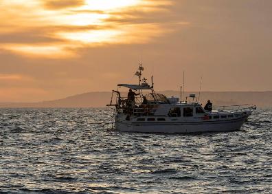 Imagen secundaria 1 - Durante el  trayecto, junto a lo uno de los barcos que la acompañó en el reto. Abajo a la derecha, reponiendo fuerzas minutos después de completar la aventura. 