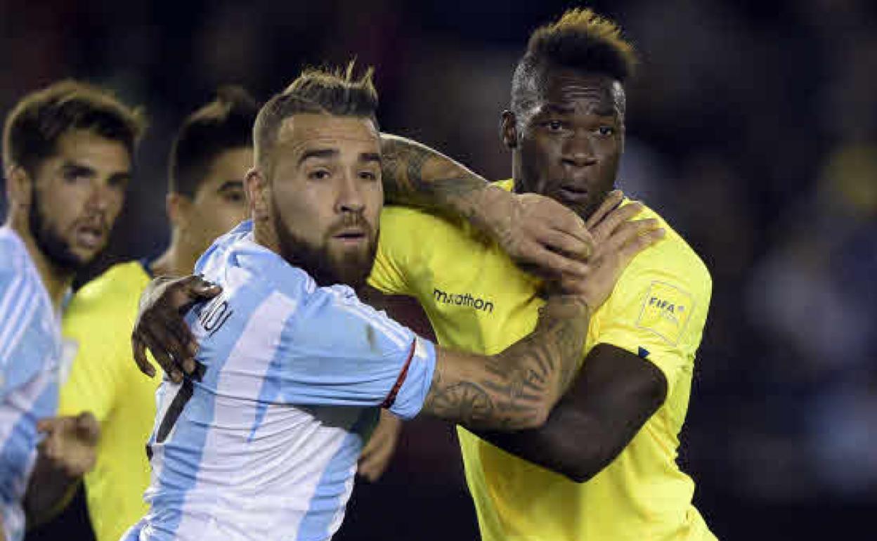 Otamendi y Caicedo en un Argentina-Ecuador. 