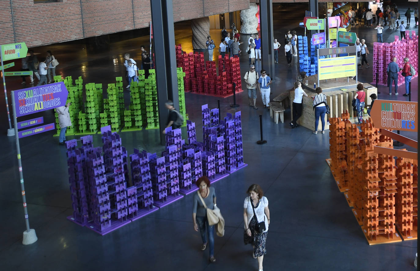 La exposición instalada en la Alhóndiga para promover la creación de ideas.