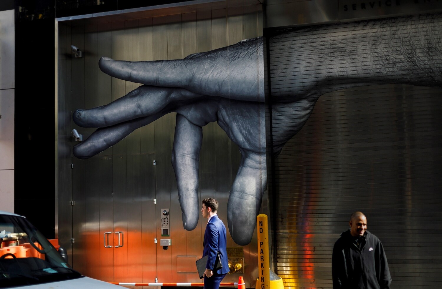 Un hombre camina frente a una obra de arte urbano en la ciudad de Nueva York, Estados Unidos. 