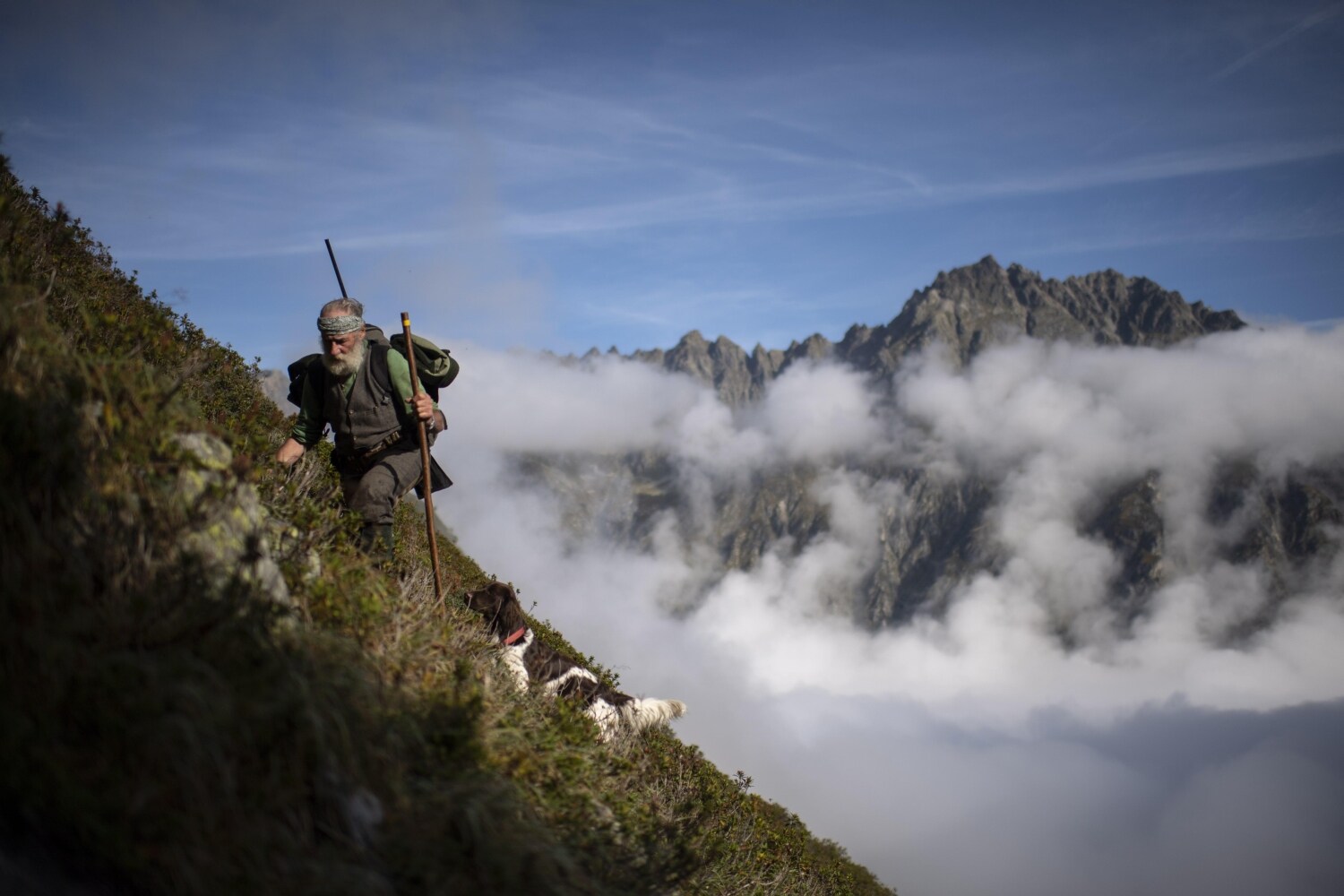 El cazador Peter Marugg y su perro Fjura caminan por el monte de Klosters (Suiza) a la caza de rebecos en la que participan unos 5.500 cazadores al ser esta una larga tradición en el cantón de los Grisones. Marugg, de 69 años, se dedica a esta actividad desde 1970. 