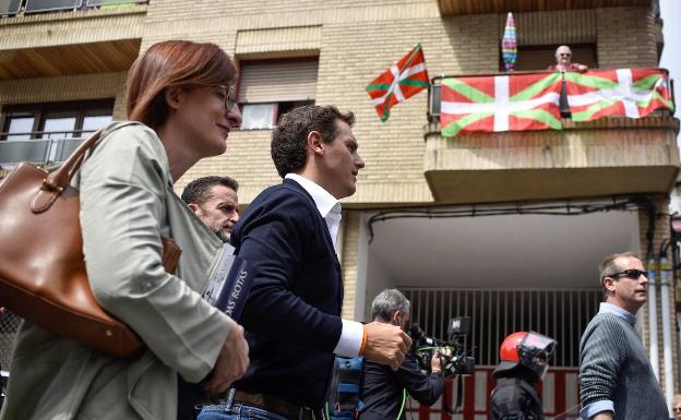 Albert Rivera durante su visita a Ugao-Miraballes el pasado abril 