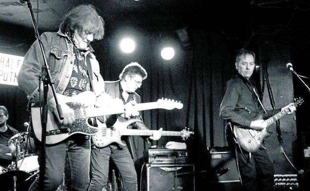 William Mead, en primer plano, teje con su Telecaster Deluxe las líneas de guitarra de The Sharpeez, junto a Loz Netto y su PRS.