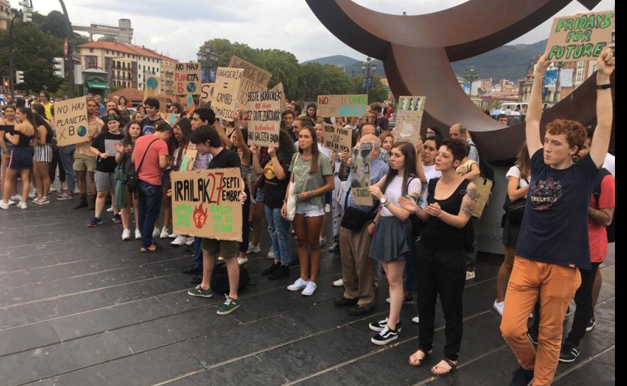 Algunos de los jovenes que se han concentrado en Bilbao.