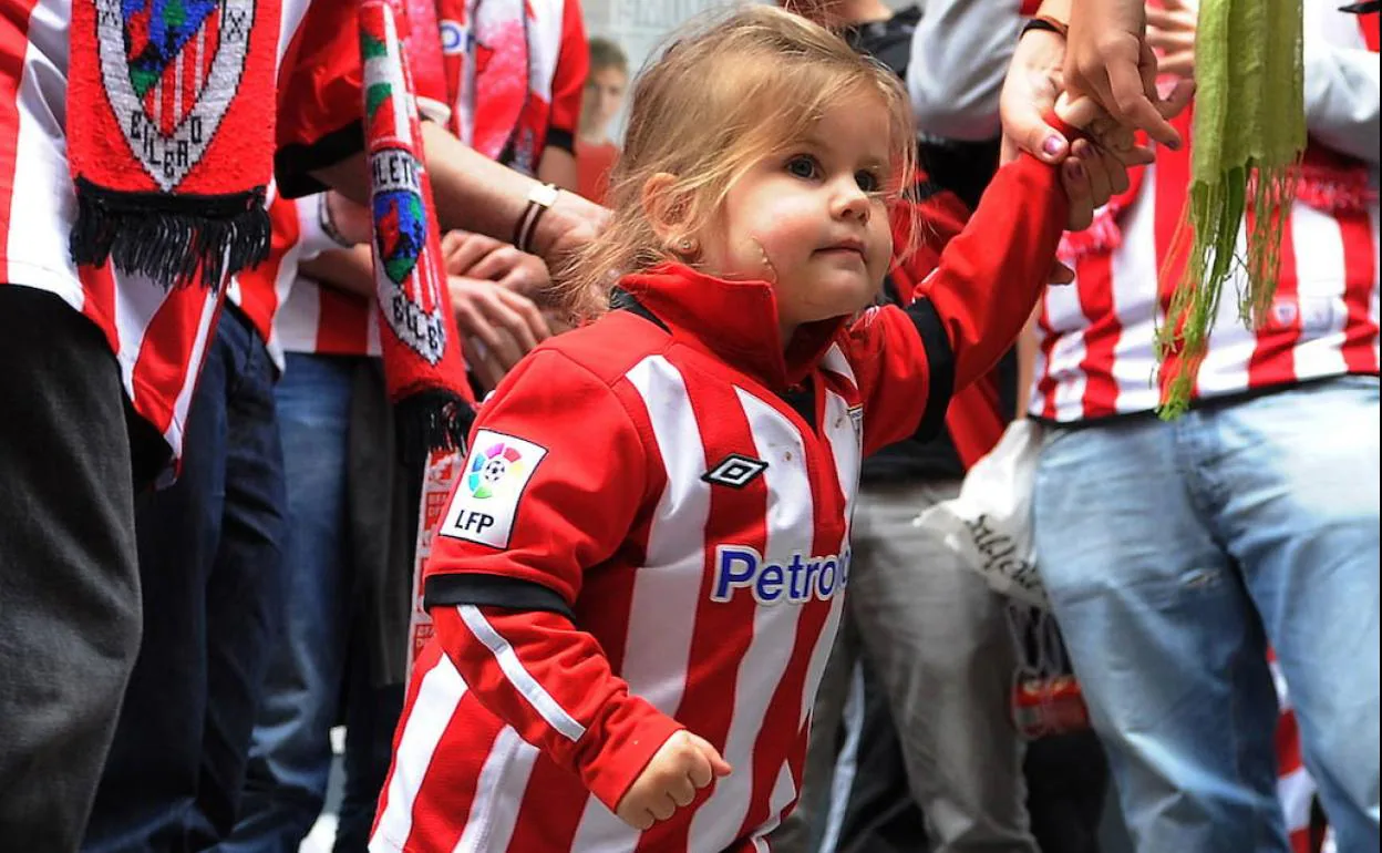 Una pequeña aficionada luciendo los colores del Athletic. 