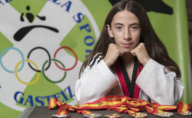 La joven posando con varias de las medallas que ha conseguido.  