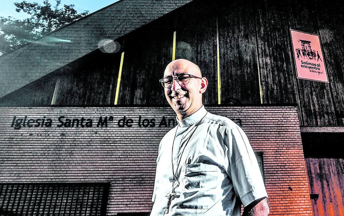 Martínez de Aguirre, ante la iglesia de Los Ángeles, donde dio salida a su vocación misionera.