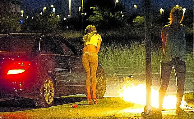 Haciendo la noche. Una prostituta conversa con un cliente. La mayoría ejerce el oficio bajo coacciones. 