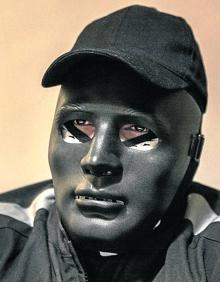 Imagen secundaria 2 - Arriba: Traficantes de droga ante unas piñas que esconden cocaína en su interior. A la izquierda: Laboratorio clandestino de cocaína, droga cuya entrada en Europa se hace por España. A la derecha: Sicariato. Este hombre enmascarado es un asesino a sueldo. Reconoce que trocea a sus víctimas. 