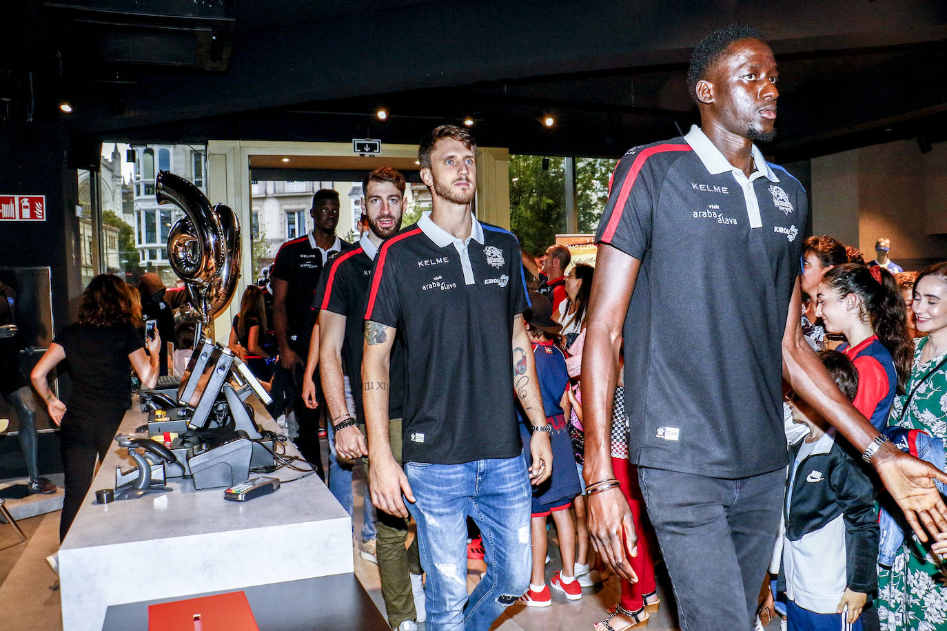 Encuentro con la afición. Los jugadores del Baskonia entraron uno a uno en la sede de General Álava tras saludar a los aficionados. Una vez dentro firmaron autógrafos y jugaron con los más pequeños en una sesión de puro hermanamiento baskonista