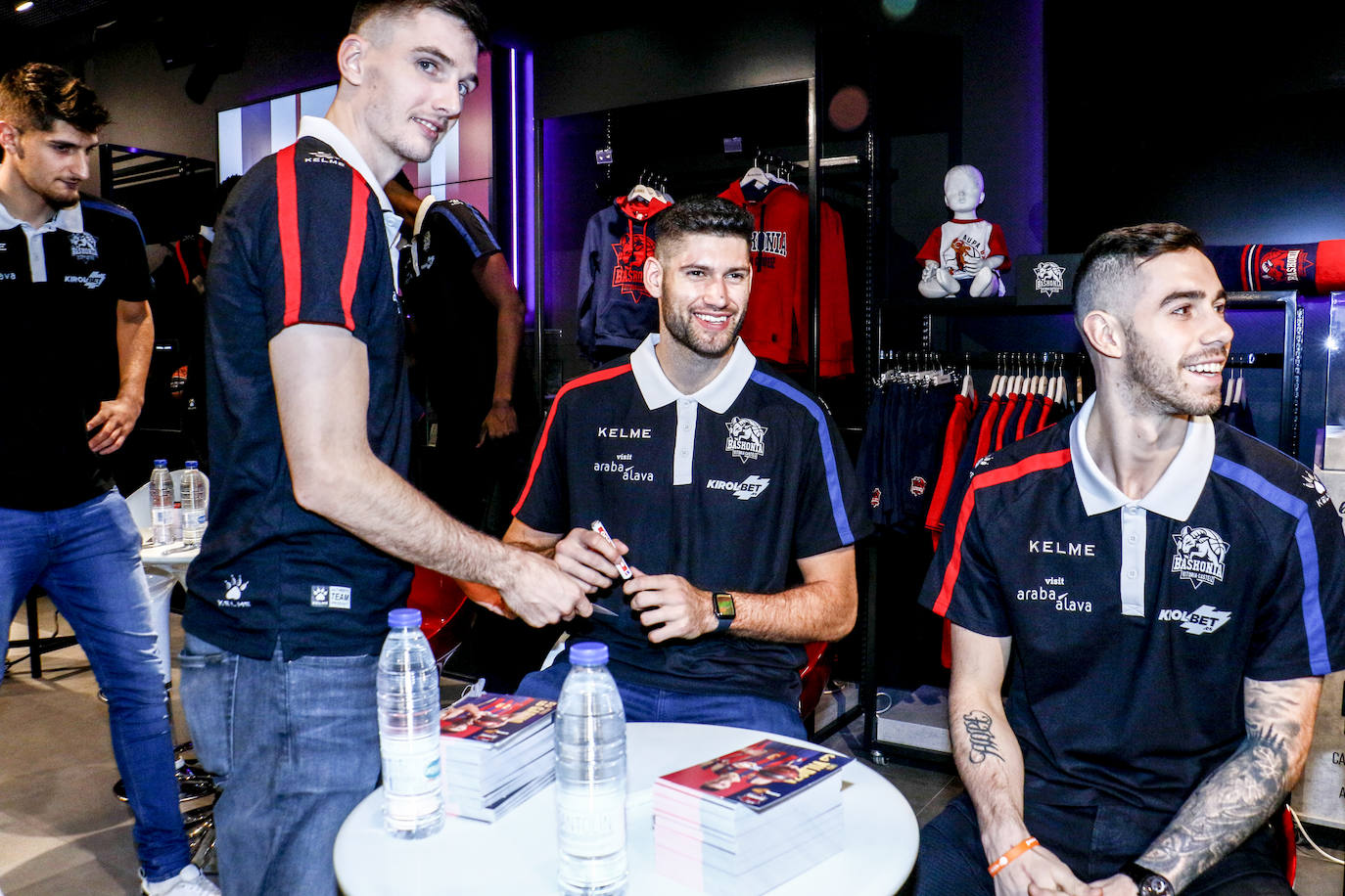 Encuentro con la afición. Los jugadores del Baskonia entraron uno a uno en la sede de General Álava tras saludar a los aficionados. Una vez dentro firmaron autógrafos y jugaron con los más pequeños en una sesión de puro hermanamiento baskonista