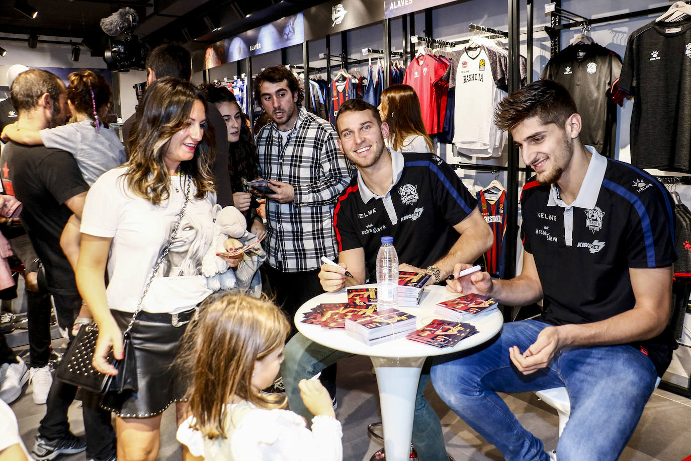 Encuentro con la afición. Los jugadores del Baskonia entraron uno a uno en la sede de General Álava tras saludar a los aficionados. Una vez dentro firmaron autógrafos y jugaron con los más pequeños en una sesión de puro hermanamiento baskonista