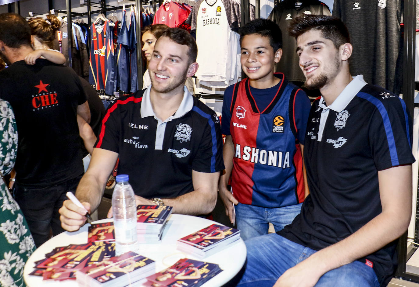 Encuentro con la afición. Los jugadores del Baskonia entraron uno a uno en la sede de General Álava tras saludar a los aficionados. Una vez dentro firmaron autógrafos y jugaron con los más pequeños en una sesión de puro hermanamiento baskonista
