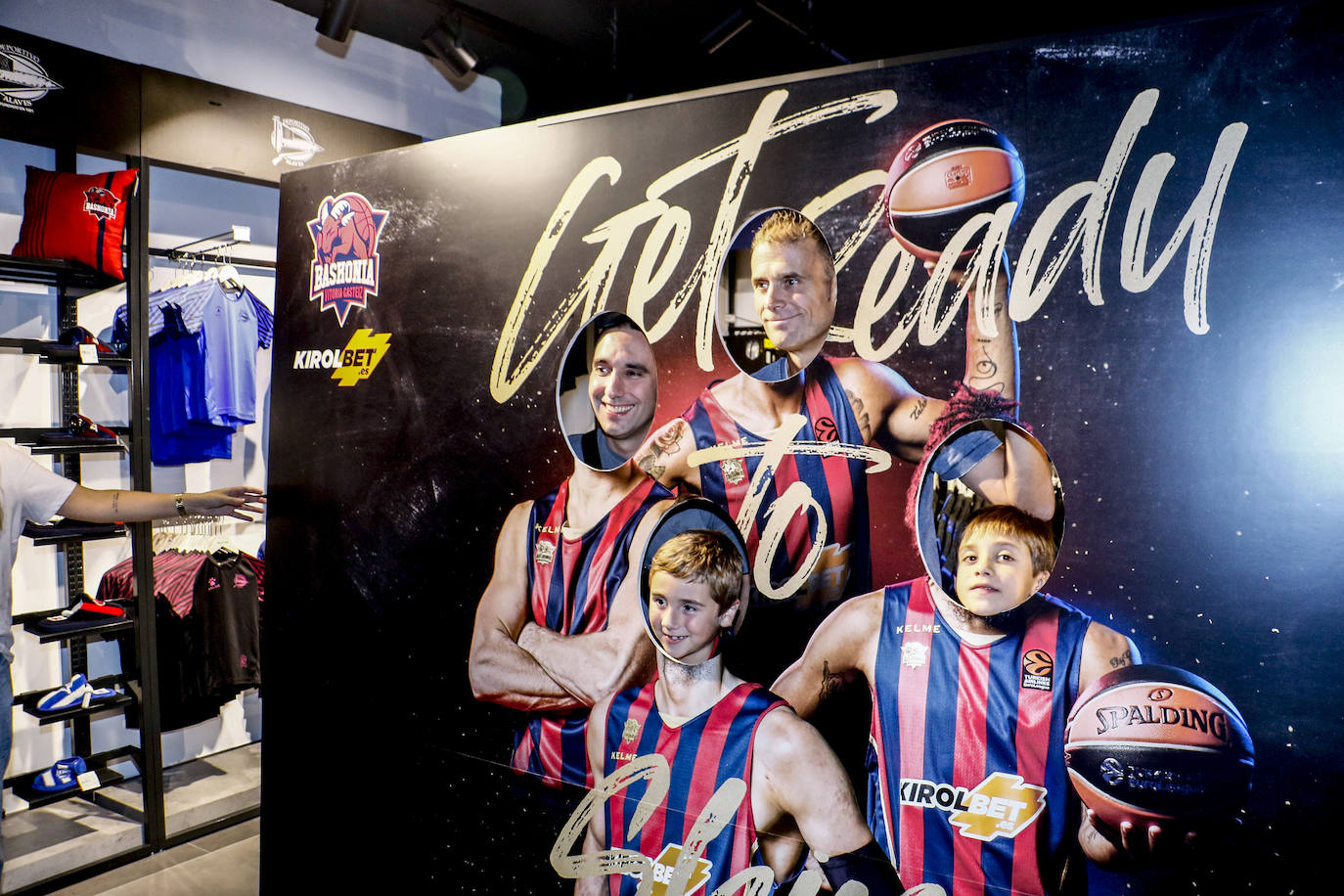 Encuentro con la afición. Los jugadores del Baskonia entraron uno a uno en la sede de General Álava tras saludar a los aficionados. Una vez dentro firmaron autógrafos y jugaron con los más pequeños en una sesión de puro hermanamiento baskonista