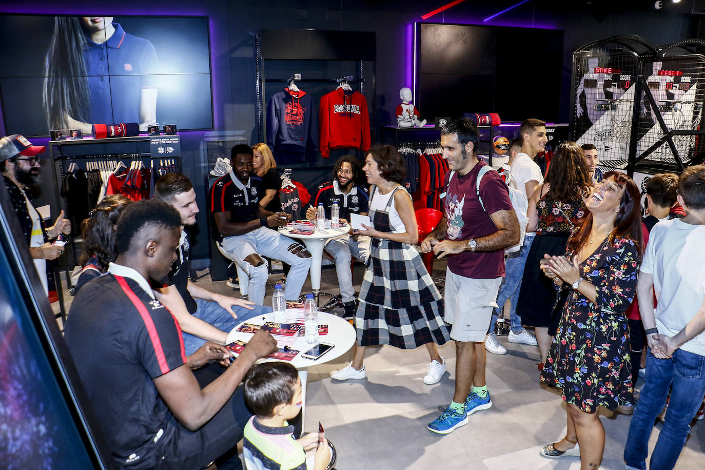 Encuentro con la afición. Los jugadores del Baskonia entraron uno a uno en la sede de General Álava tras saludar a los aficionados. Una vez dentro firmaron autógrafos y jugaron con los más pequeños en una sesión de puro hermanamiento baskonista