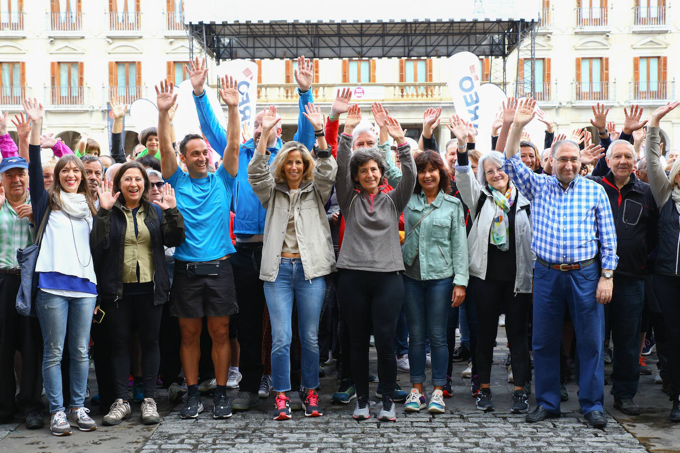 La popular cita ha reunido este año a cerca de dos mil participantes en un recorrido cargado de buen ambiente por el parque de Olárizu. Todo lo recaudado a través de las inscripciones para esta prueba que nació en 2012, coincidiendo con el reinado de Vitoria como 'Green Capital', irá destinado a la agencia de colocación de parados que Cáritas tiene en el barrio de Zaramaga.