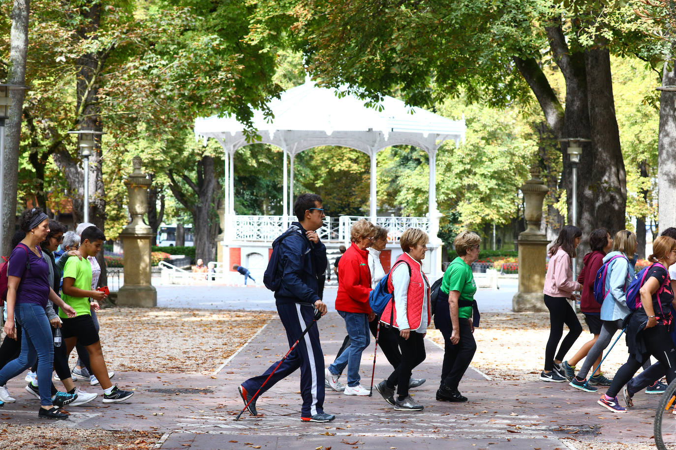 La popular cita ha reunido este año a cerca de dos mil participantes en un recorrido cargado de buen ambiente por el parque de Olárizu. Todo lo recaudado a través de las inscripciones para esta prueba que nació en 2012, coincidiendo con el reinado de Vitoria como 'Green Capital', irá destinado a la agencia de colocación de parados que Cáritas tiene en el barrio de Zaramaga.